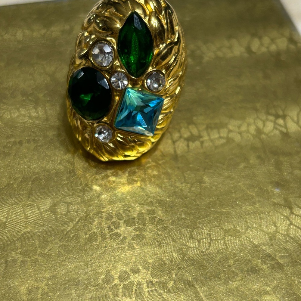 Elegant Gold and Green Gemstone Ring